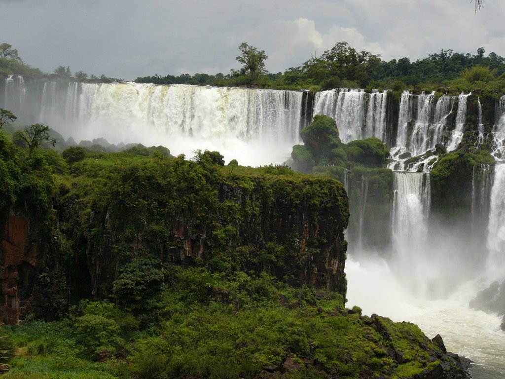 Cataratas del Iguacu by mluiks