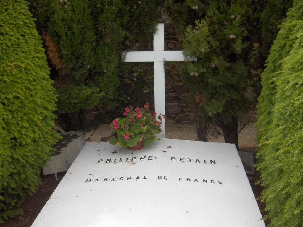 La tombe du maréchal Pétain by OMorice http://olivier-morice.fr