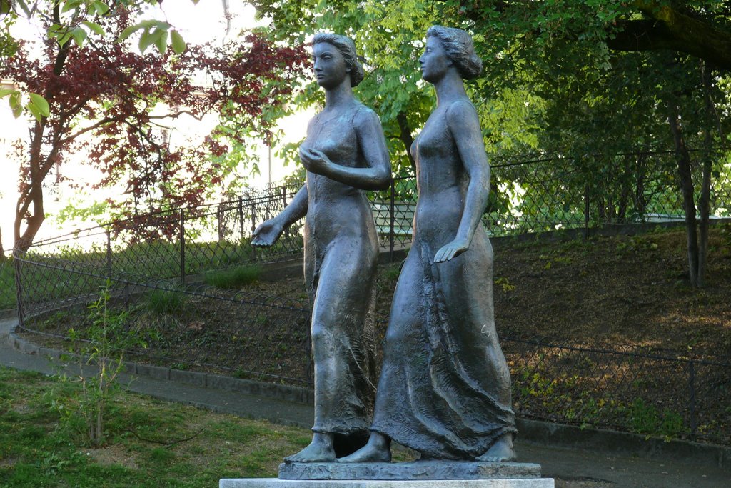 Deux femmes - marchant by Martin Melzer