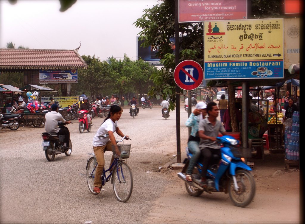 Siem Reap, Main road. by Karkun