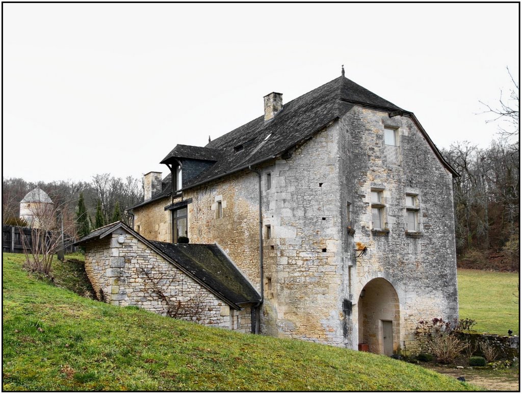 LA CASSAGNE [24] - Grange aux Dîmes du XIIème au Château et pigeonnier en arrière plan. (février 2009) by Michel Chanaud