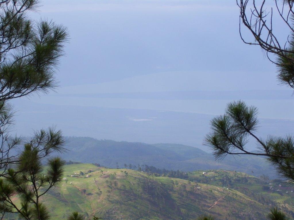 El Lago Enriquillo desde la Sierra by polerp1000