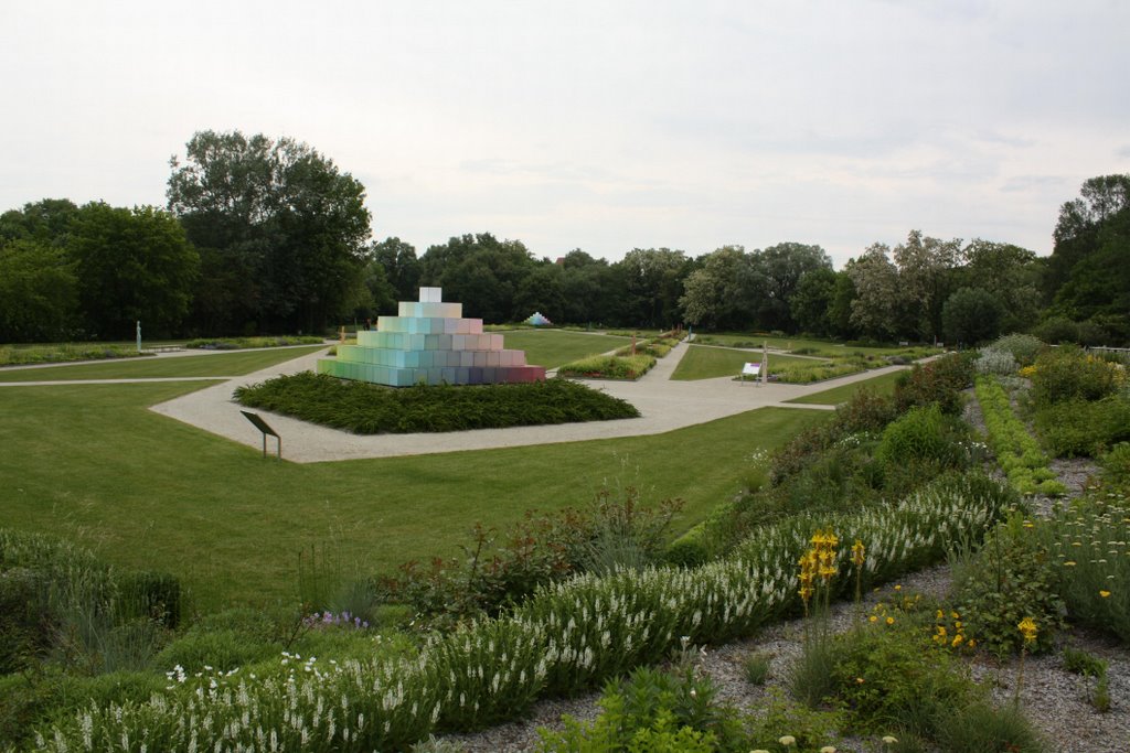 Bunte Gartenstrahlen mit Farbpyramiden und Optikskulpturen by Michael Schroeder