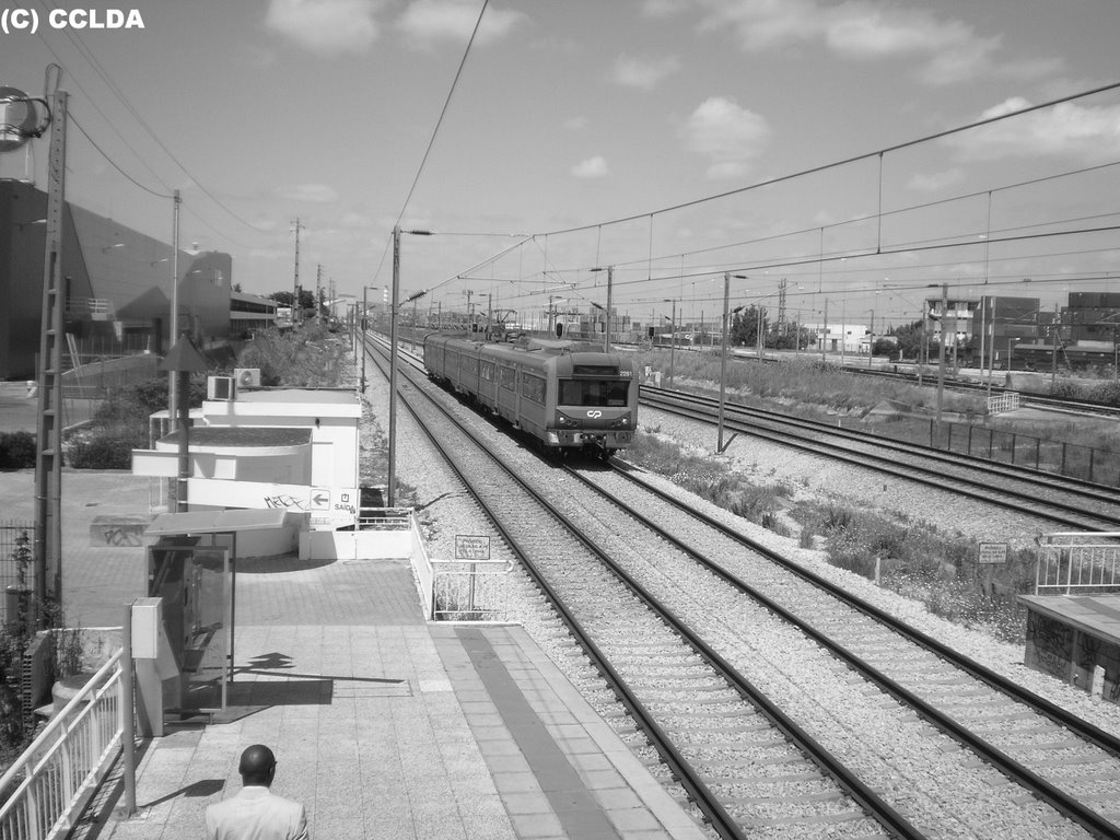 2240 em Preto e Branco,em passagem pela estação de Bobadela. by cclda(João Pedro Tavares)