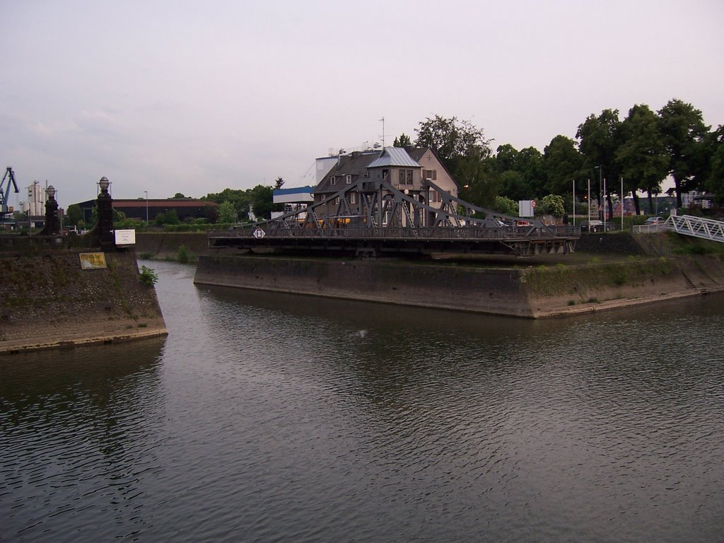 Hafendrehbrücke Deutz by thomaskoeln