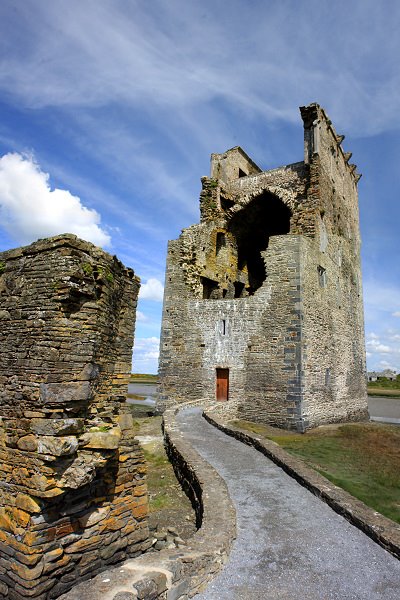 Carraigafoyle Castle Appr by callananphoto