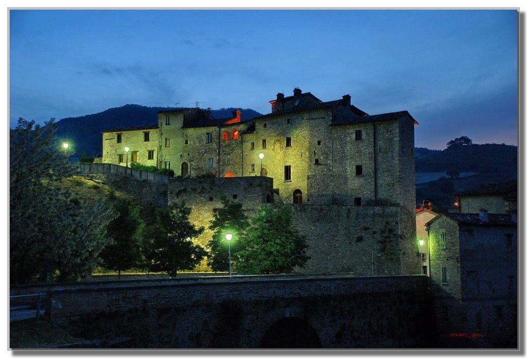 Belforte All'Isauro : Il castello lato sud-ovest (night) by .... man_giu....