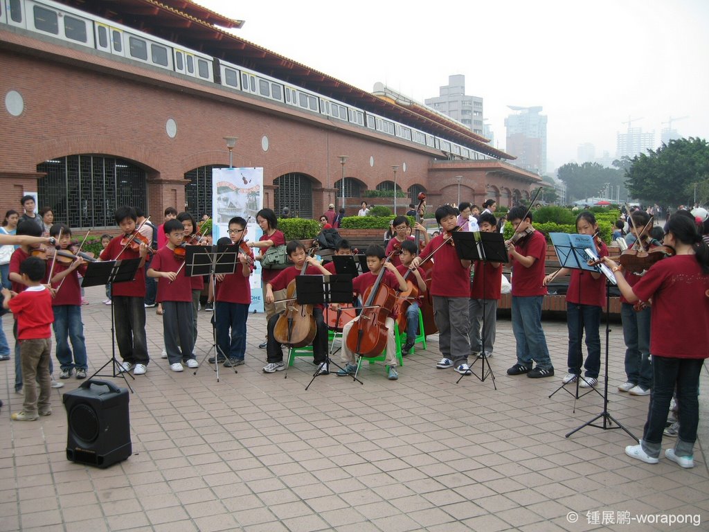 "小城故事" Student Orchestra playing Taiwan's very own Chinese Oldies ... Live! in Danshui, Taiwan / 台灣淡水中學生交響樂隊﹐捷運淡水站 by ƤōƝƓ