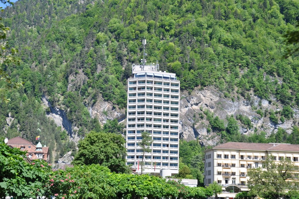 Hochhaus Hotel Interlaken (05/2009) by NilsW