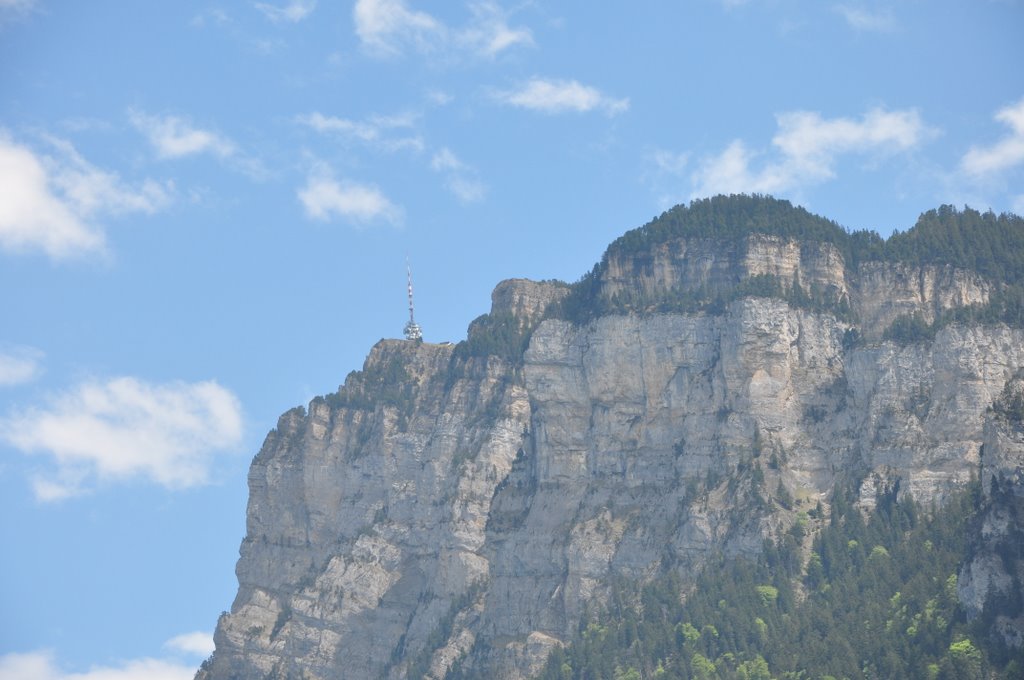 Sendemast gesehen vom Thunersee (05/2009) by Nils Wanner