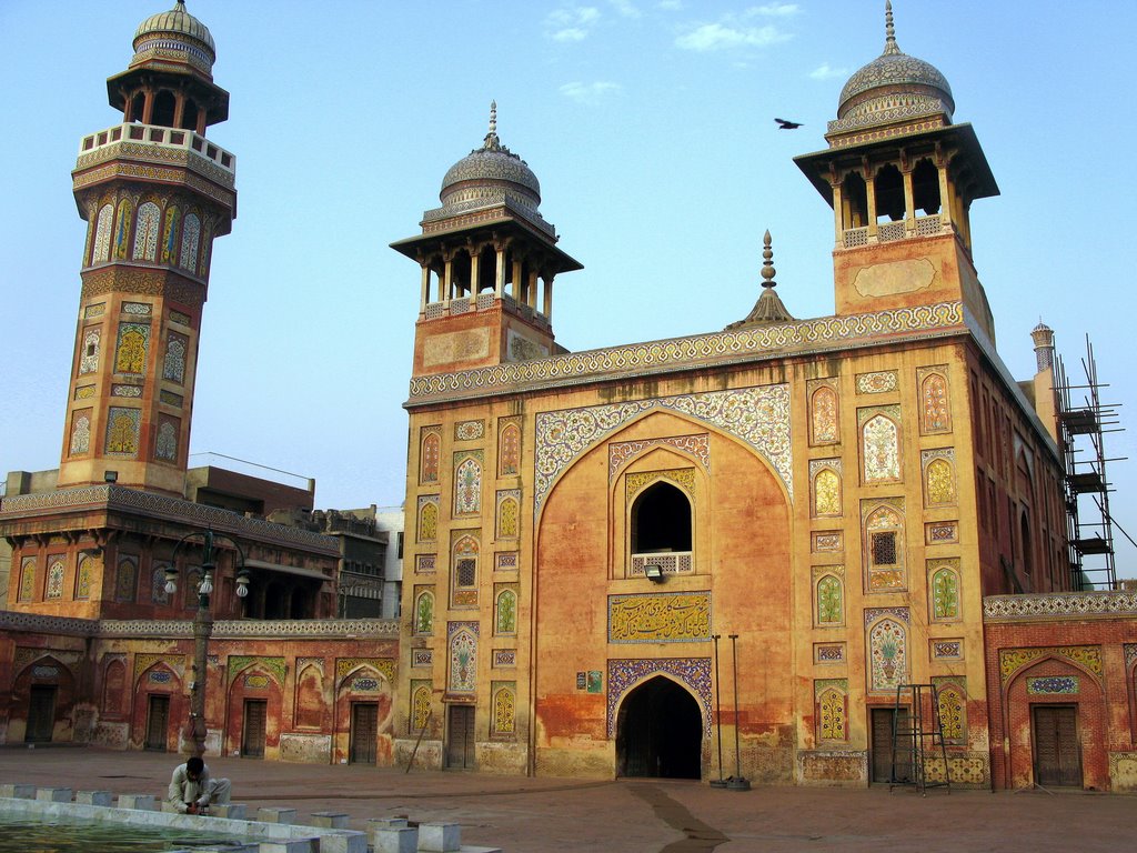 Masjid Wazir Khan by Waheed Ashraf