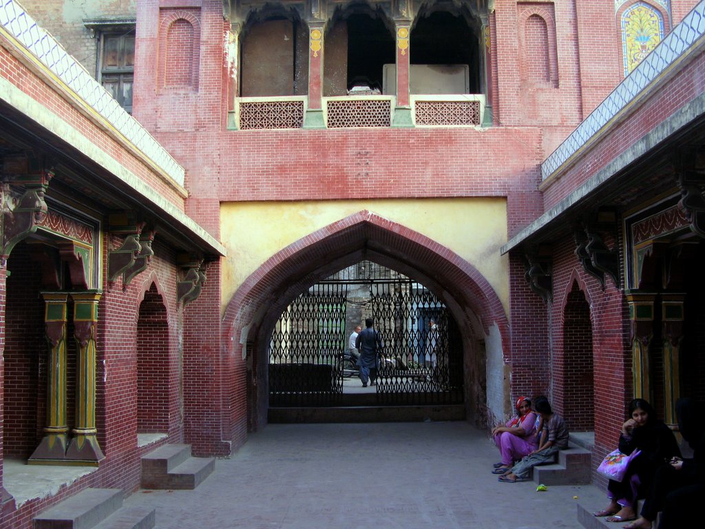 Masjid Wazir Khan by Waheed Ashraf