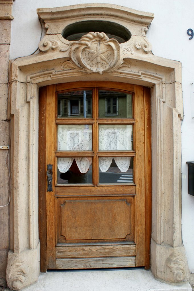 Tür des Hauses 'Jörg' mit Zunftzeichen der Gerber. by wolfbam