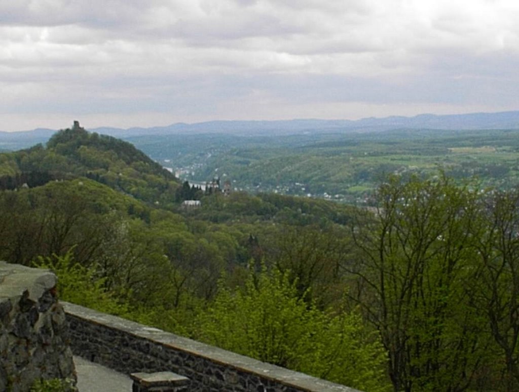 Der Drachenfels vom Petersberg aus fotografiert. by cwinter