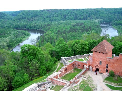 Sigulda zamek Krzyżacki by Andrzej Skorupski