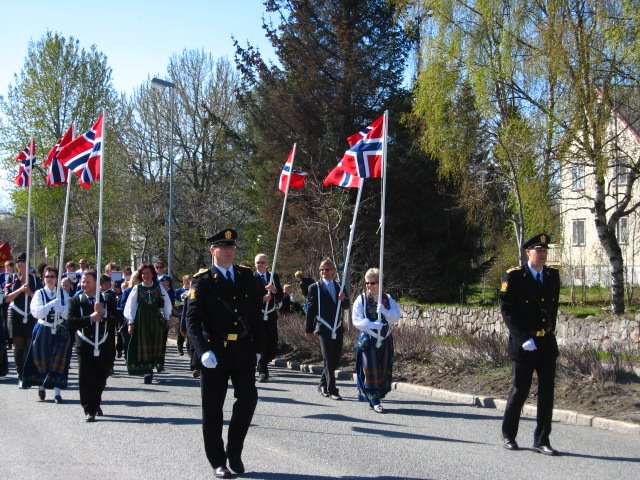 Politi og 17.maikomiteen, sortland 2009 by Alberto  soza