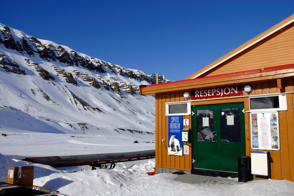 Longyearbyen, Spitsbergen Guesthouse by mikeangelo