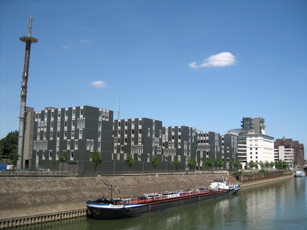 Polizeizentrale (Innenhafen) by der  Schatten