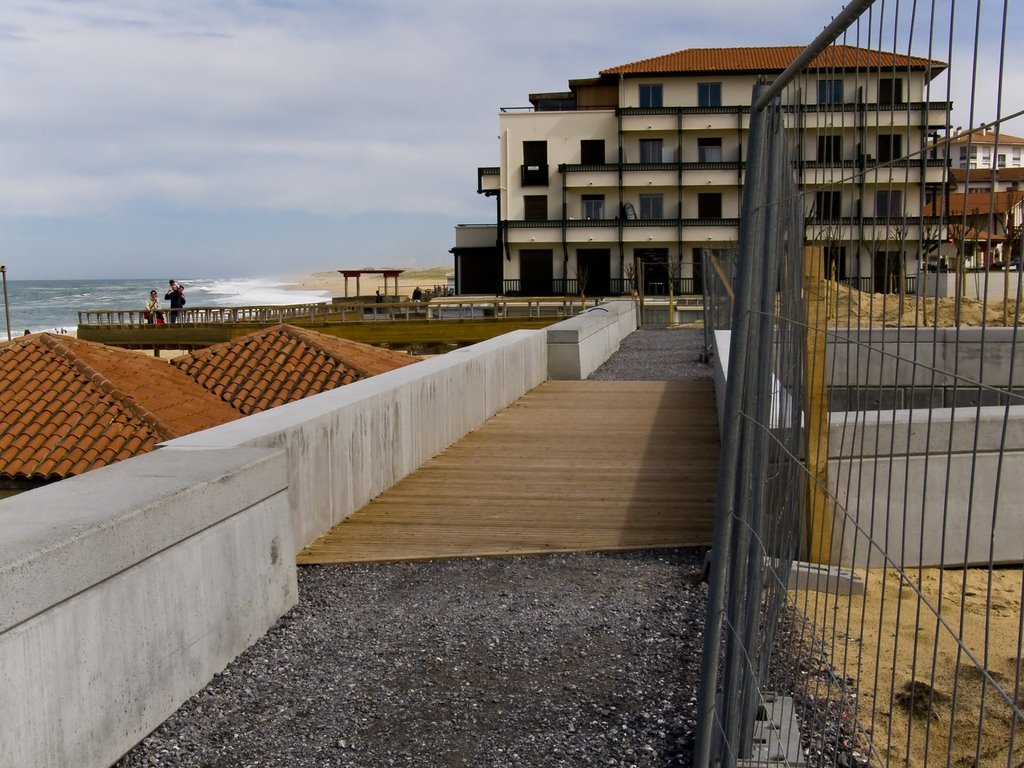 La nouvelle passerelle en front de mer by Roland Franclet