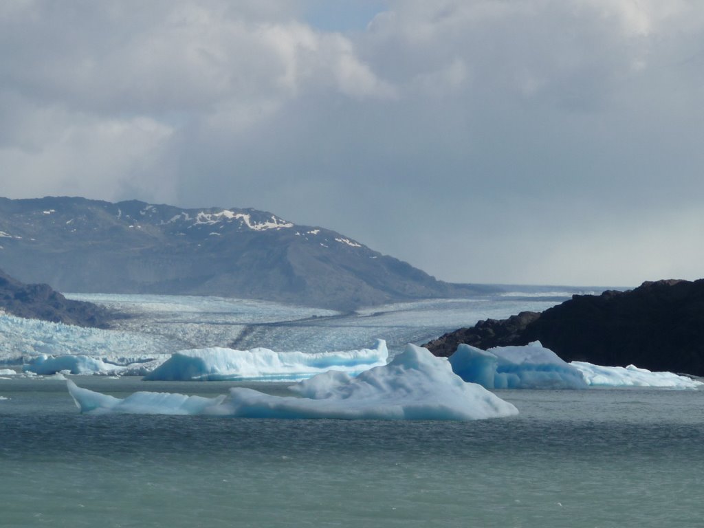 Glaciar Upsala by Jiro Sumino