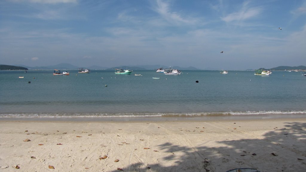 Barcos de pescadores da Praia de Governador Celso Ramos by Hugo Dodl