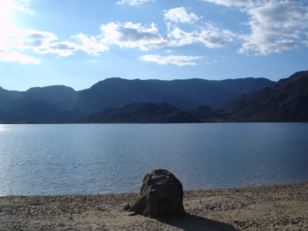 Piedra playa lago by Javier B