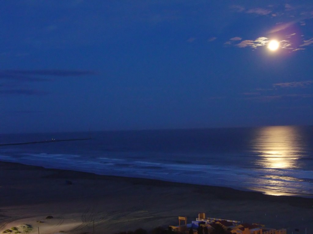 Primeros pasos de la luna reflejados en el Atlantico by Mauro J