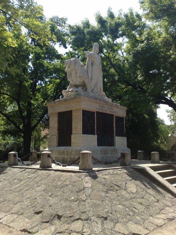 Szobor hőseinkért by Hajni és János