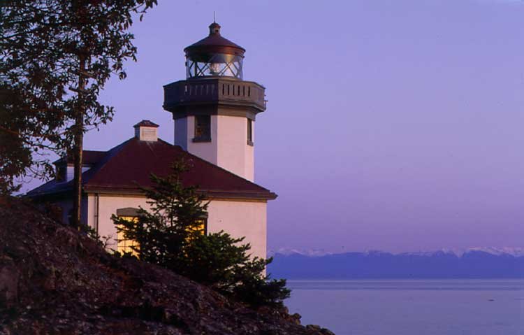 Lime Kiln Lighthouse by Dale Roberson