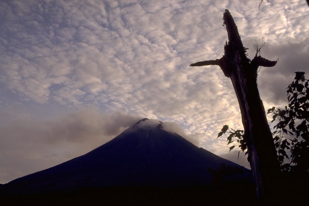 Gunung Merapi tampak dari Selatan by Yanti & François Beauducel