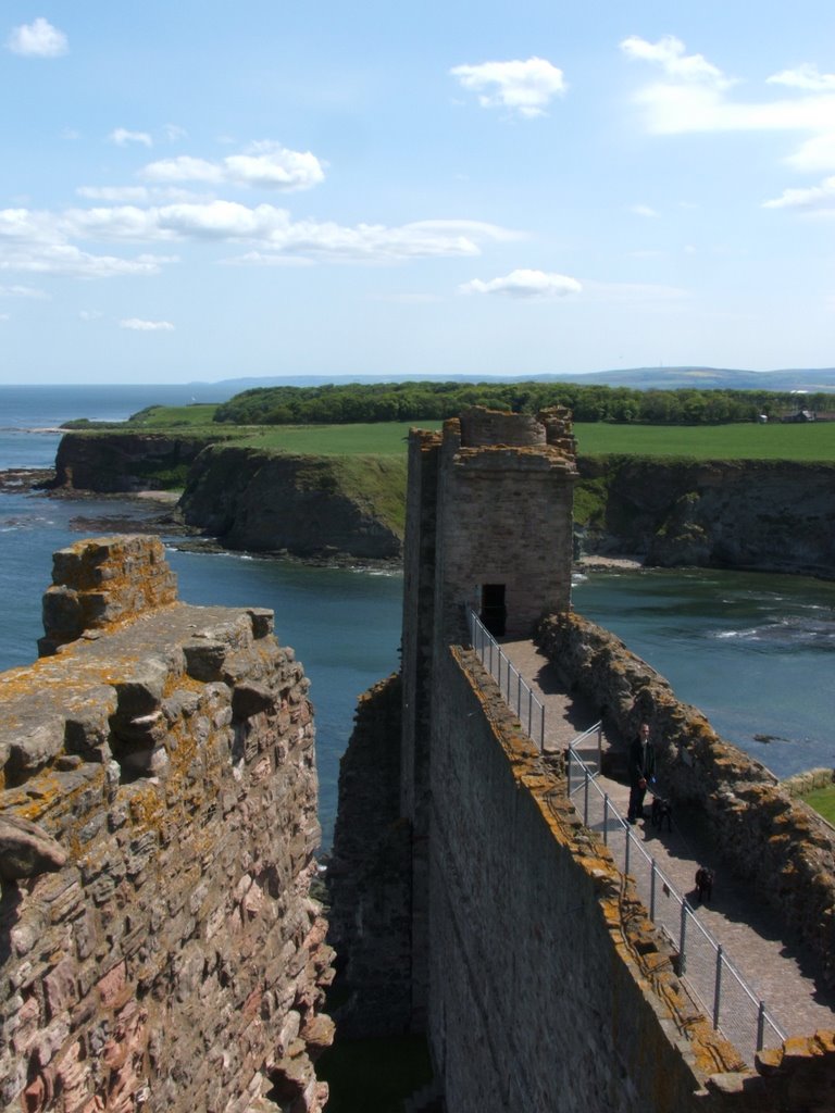 Tantallon Castle by marecki-lysy