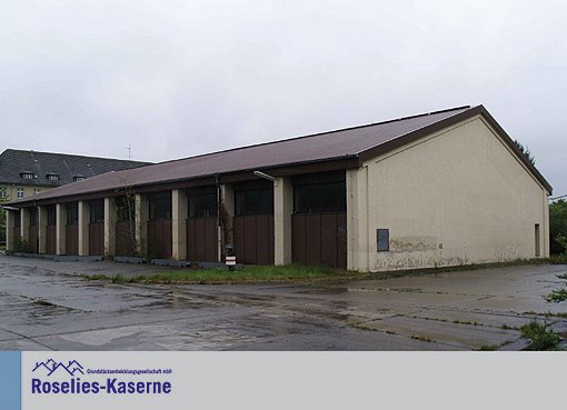 Roselies Kaserne, Sporthalle, mit kleinem Anbau und Sanitätsräumen, Metallfenster und Sonnenschutzglas by floriankipping