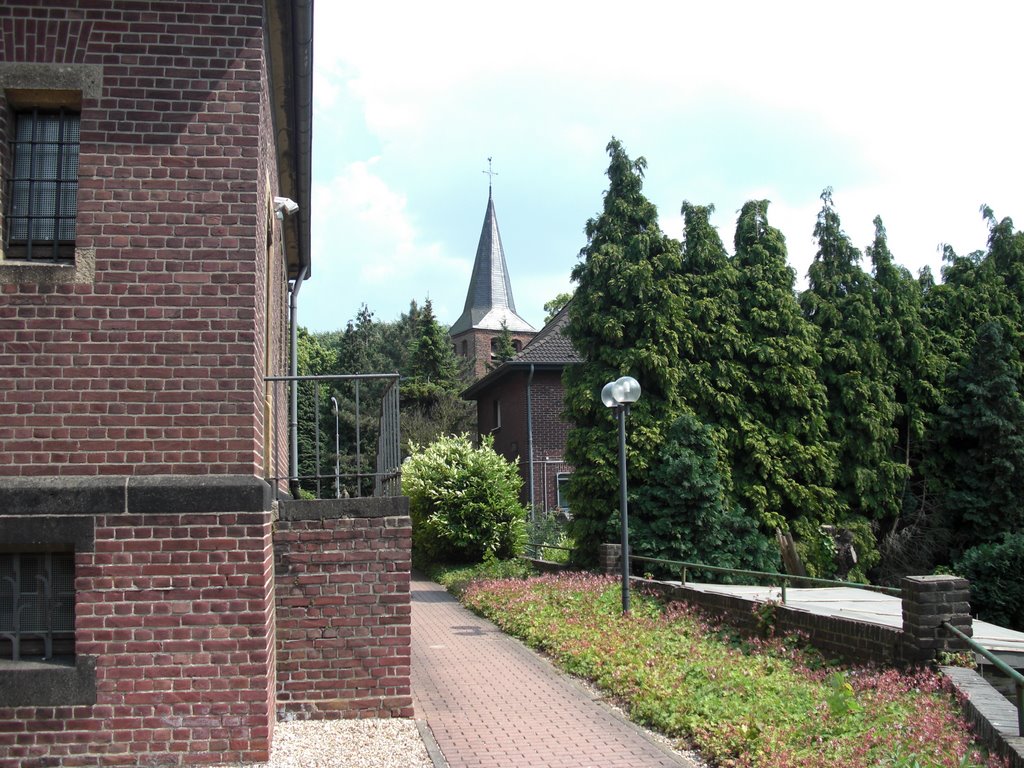 Herongen Blick auf die kleine St.Amanduskirche by pivatana