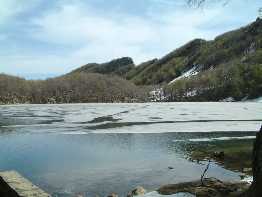 Lago Santo in parte ghiacciato by Giuseppe M