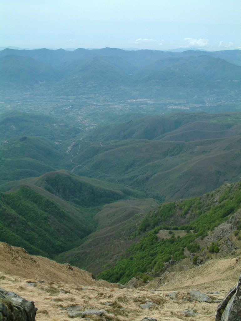 Vista della Toscana dal sentiero dal Monte Aquilotto al Monte Marmagna by Giuseppe Milasi