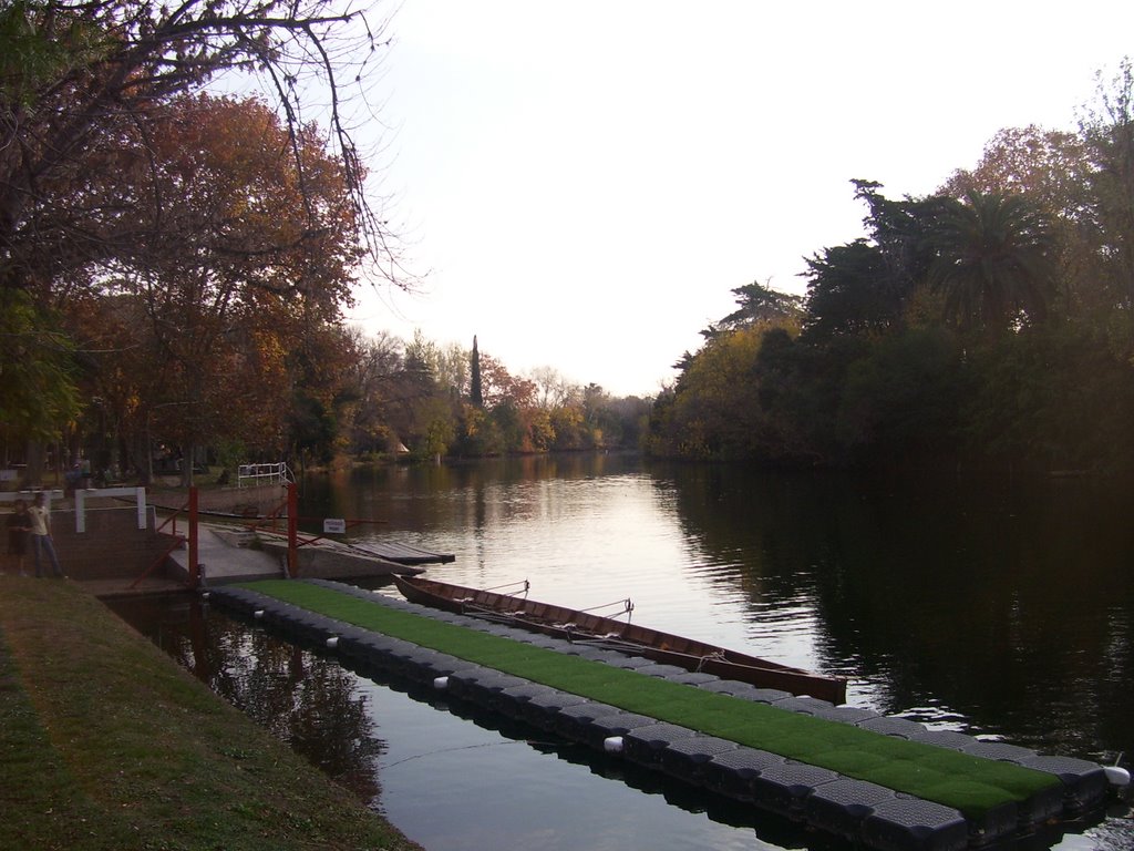 Atardecer en el río by Enrique Mestres