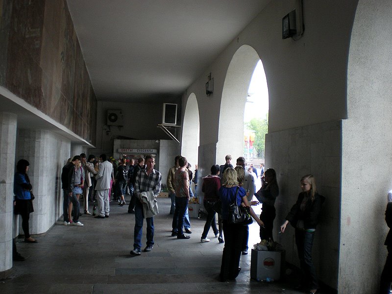 Minsk, outside at metro-station Kastrytchizkaya, 09-05-2009. by se_bmw