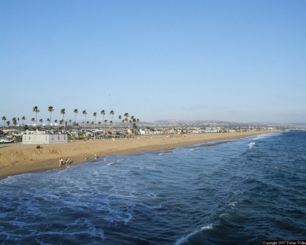 View from Balboa Pier over the Peninsula Park to the San Joaquin Hills by Völlm Tobias