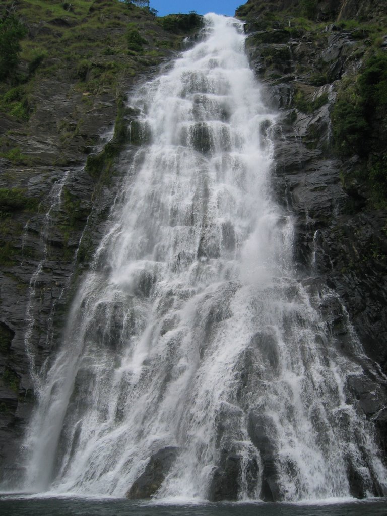 La cascade perdue au milieu de la jungle... by lifeguard74