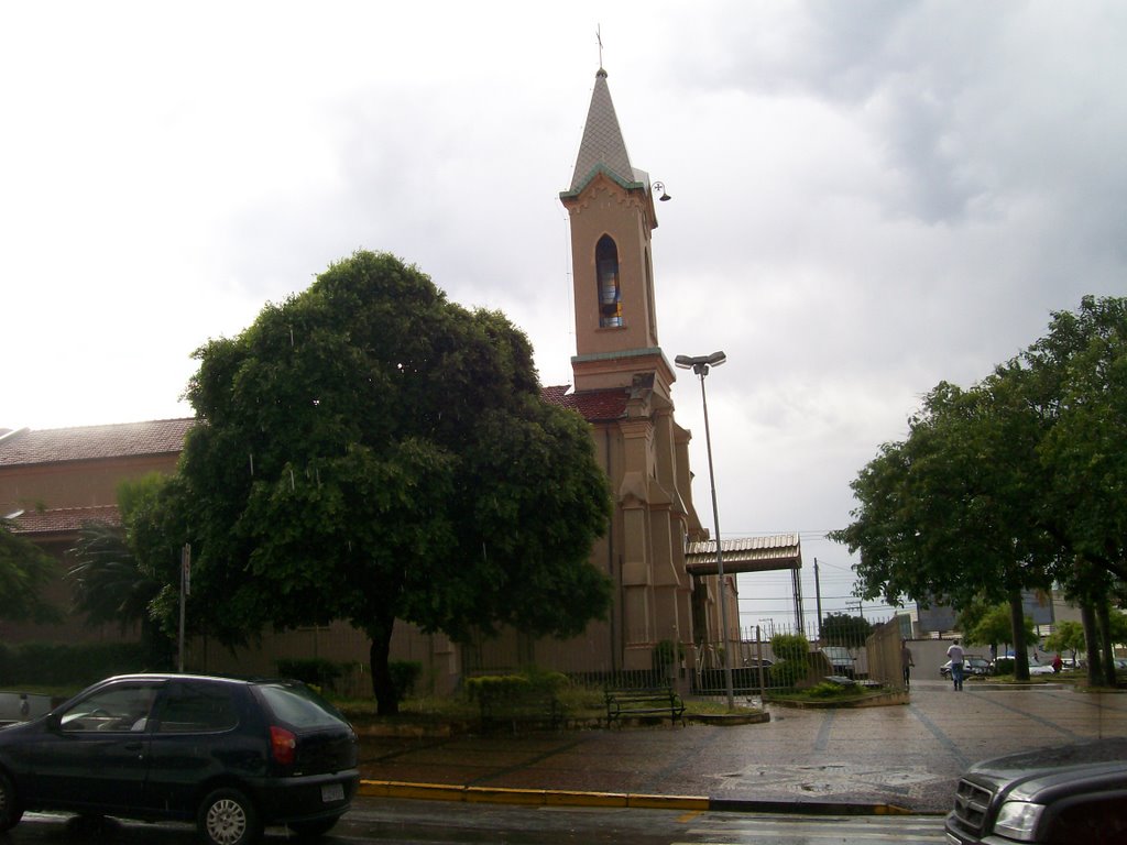 Igreja ao lado da Rua 12 de Novembro by Cleuza Daros