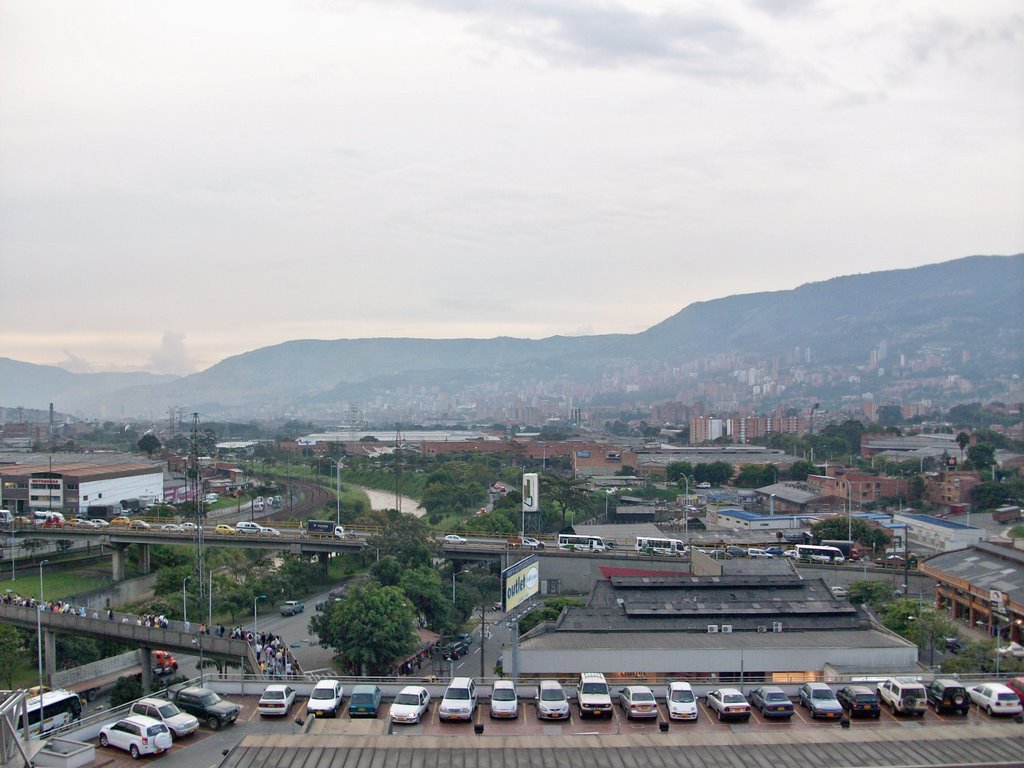 MEDELLIN DESDE SABANETA by HERNANDO  MARTINEZ ALVAREZ