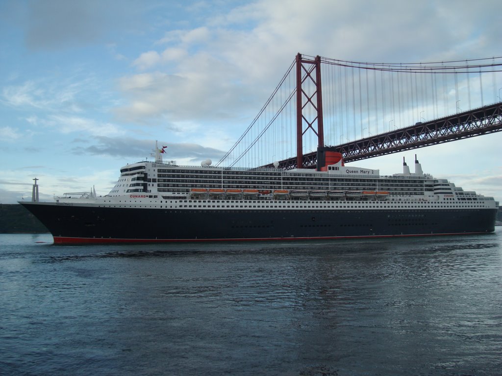 Queen Mary 2 by André Linder