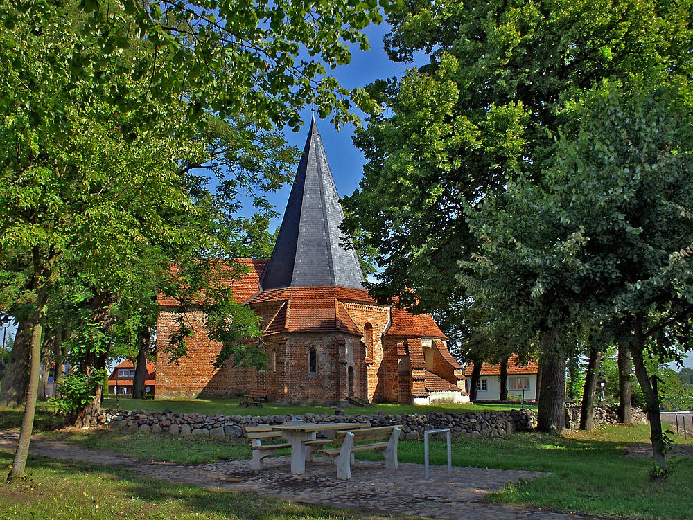 Kirche in Ludorf by werner conrad