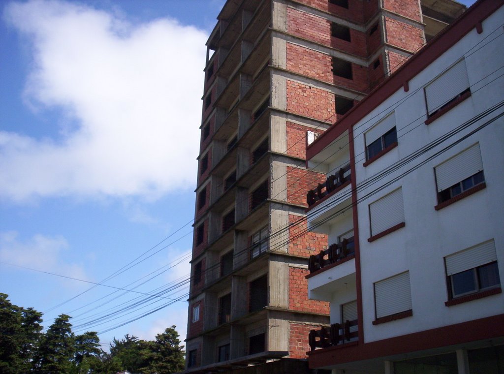 Edificio abandonado (2009) by Lucio77