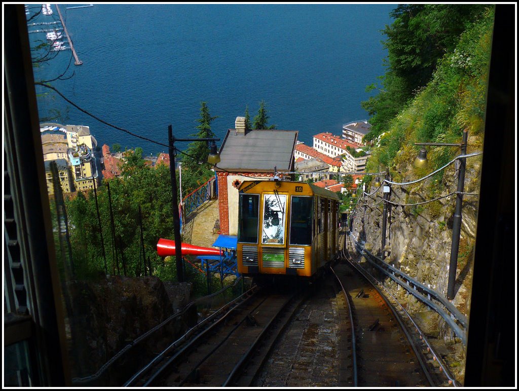 Funicolare Como-Brunate ed il cannone del segnale orario di mezzogiorno by ©Luigi Petrazzoli