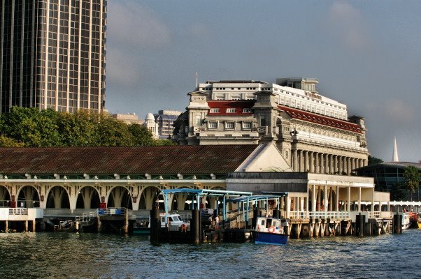 Clifford Pier (Background: Fullerton Hotel) by drudkh