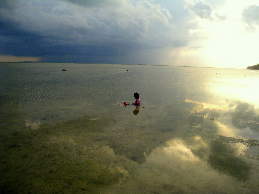 Hin Khong Petit Garçon dans les nuages sous l' orage by Mancenillier