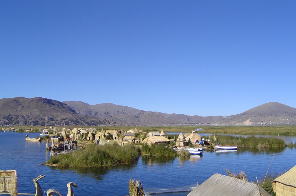 Ile des Uros au Titicaca by Fredy Thomas