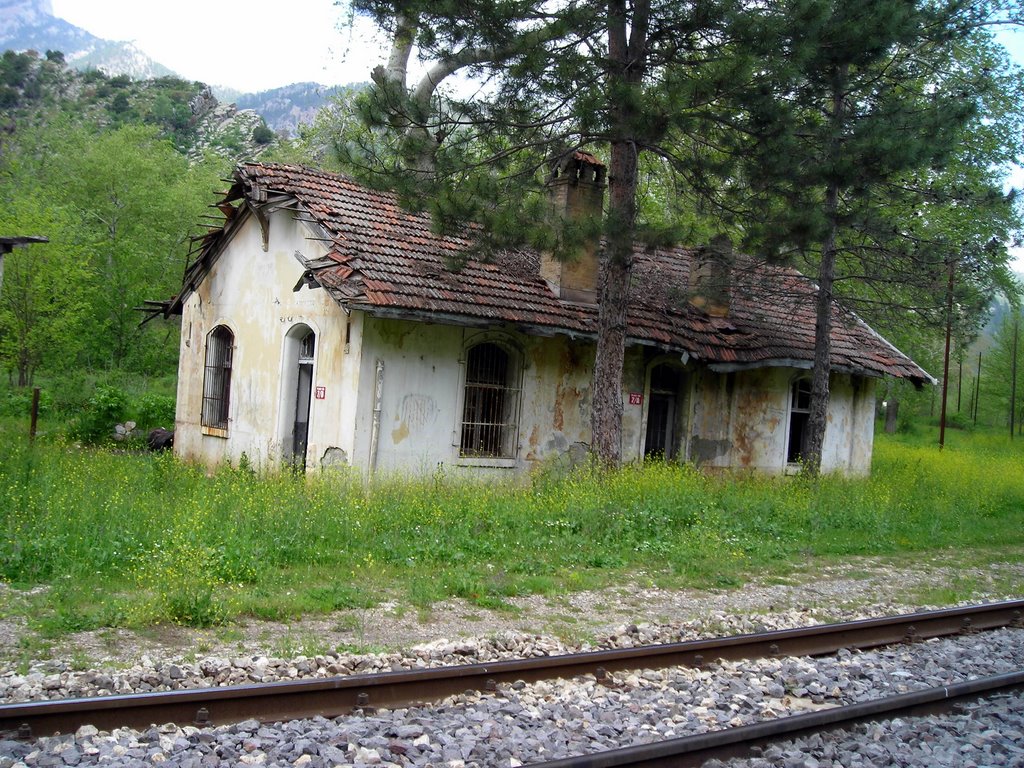 Eski İstasyon Binası Belemedik (Photographer: Mustafa BEKMEZCİ e-mail: bekmezci@live.ca) by Mustafa Bekmezci