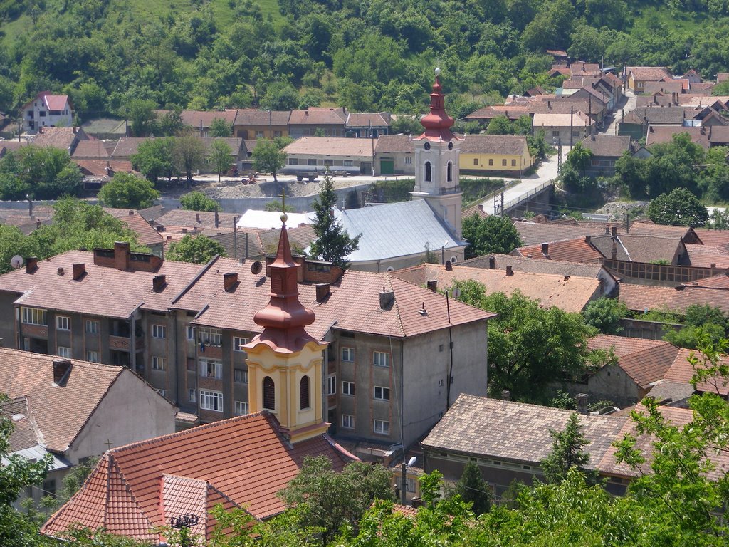 Bisericile, Catolică (prim plan) şi Ortodoxă din Mehadia by costyqa